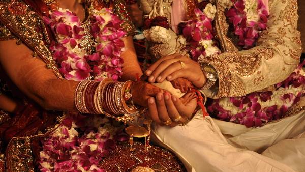 ग्रामीणों ने मंदिर में करवाई शादी