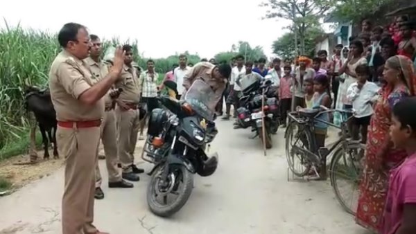 तीन लोग गिरफ्तार तीन लोग गिरफ्तार