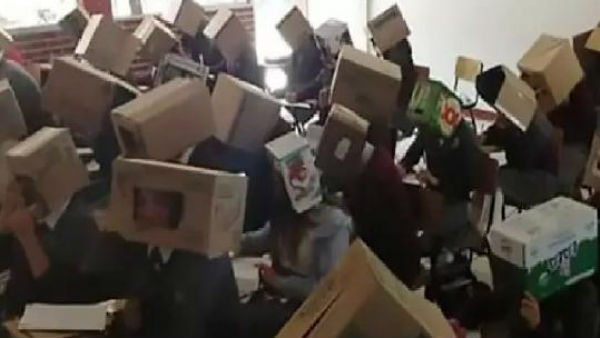 परीक्षा में नकल रोकने के लिए छात्रों को कार्डबोर्ड बॉक्स पहनाए