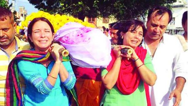 Daughter perform final rituals on her father death in Banswara Daughter perform final rituals on her father death in Banswara