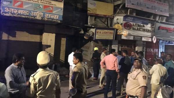 building collapse, Crawford Market, Mumbai, इमारत गिरी, क्रॉफोर्ड मार्केट, मुंबई building collapse, Crawford Market, Mumbai, इमारत गिरी, क्रॉफोर्ड मार्केट, मुंबई