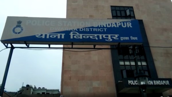 मौका पाकर बच्ची को छत पर ले गया पिता 