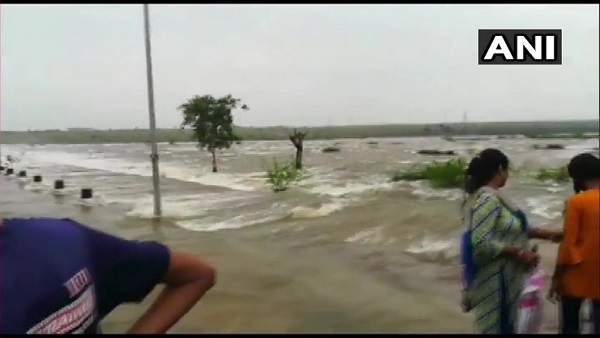 भारी बारिश से कई जिलों में बाढ़ जैसे हालात भारी बारिश से कई जिलों में बाढ़ जैसे हालात