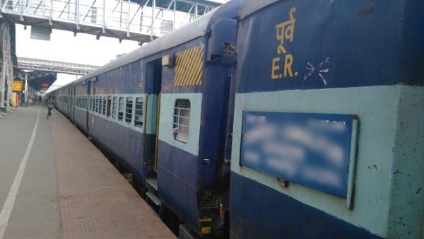 इस ट्रेन में बच्चे के साथ सवार थी मां इस ट्रेन में बच्चे के साथ सवार थी मां