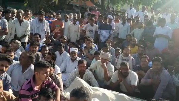 विद्युत विभाग से परेशान था किसान