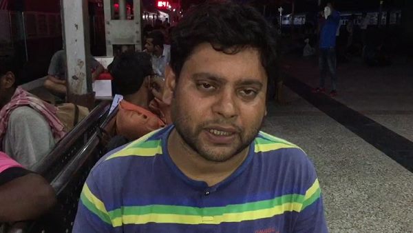 'धमकी देते हुए टिकट काउंटर से भगा दिया'