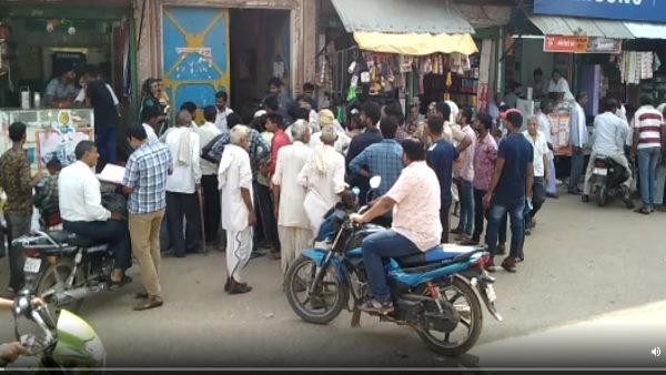 आधा कार्ड बनवाने आया था युवक आधा कार्ड बनवाने आया था युवक