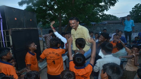 ग्रामीणों ने कंधों पर उठाकर निकाला जुलूस ग्रामीणों ने कंधों पर उठाकर निकाला जुलूस
