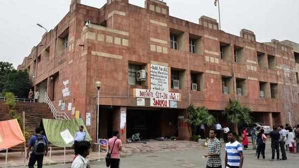  छात्र हड़ताल पर 