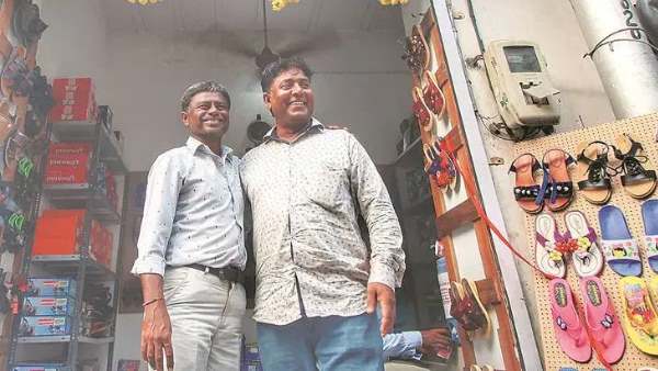 कुतुबुद्दीन ने किया दुकान का उद्घाटन