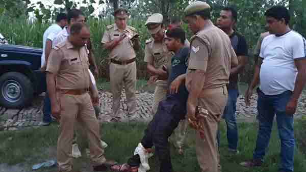 मुठभेड़ के बाद पकड़ा