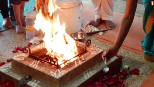 सामग्री पवित्र अग्नि में अर्पित की जाती है