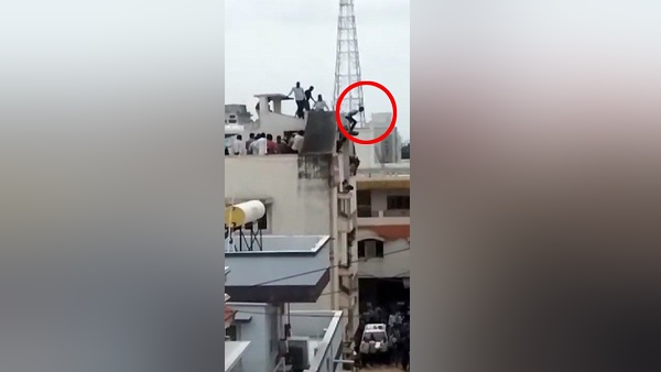 पुलिस, फायर ब्रिगेड और भीड़ ने बचाया पुलिस, फायर ब्रिगेड और भीड़ ने बचाया