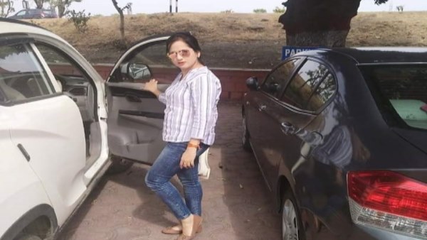 आंखों में नीले रंग के लेंस भी लगाती 