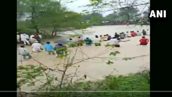 गौतमपुरा के लोगोंं साहस को सब कर रहे सलाम