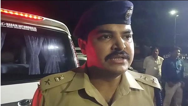पुलिस को करना पड़ा लाठीचार्ज