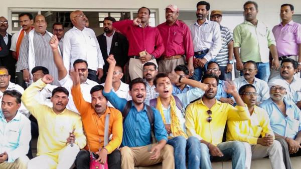 एफआईआर के विरोध में पत्रकार धरने पर