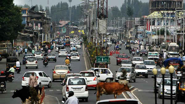 बंदियों से मिलने रोजाना पहुंच रहे हैं घर वाले