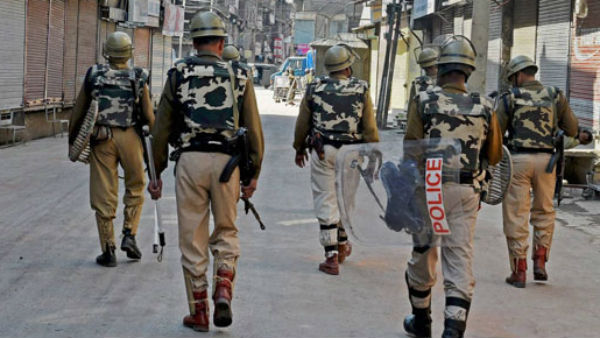  कश्मीर के कई हिस्सों में पाबंदियां लगाई गई