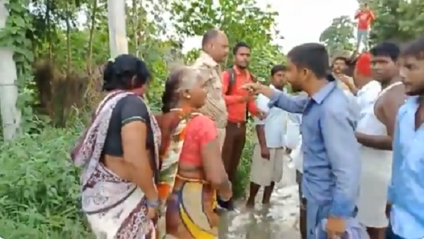 बिना हेलमेट जा रहे बाइक सवार को रोकने पर बढ़ा बवाल