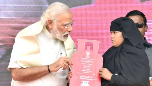 आठ करोड़ घरों को एलपीजी कनेक्शन आठ करोड़ घरों को एलपीजी कनेक्शन