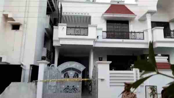 सोफे पर पड़ा था खून, मेज पर रखी थी काली माता की फोटो