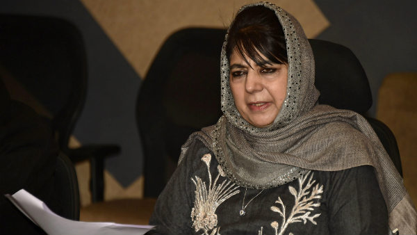 बहन और मां से मिलीं महबूबा