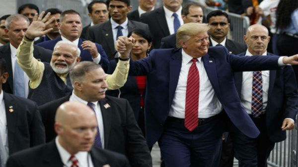 ट्रंप और मोदी की दिखी बॉडिंग ट्रंप और मोदी की दिखी बॉडिंग