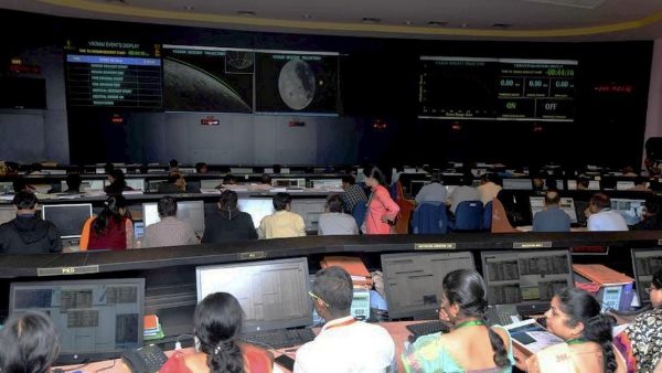 ऑर्बिटर चंद्रमा की कक्षा में सामान्य तरीके से काम कर रहा