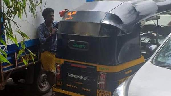 आरोपी ऑटो रिक्शा के पीछे खड़ा था और पोर्न क्लिक देख रहा था