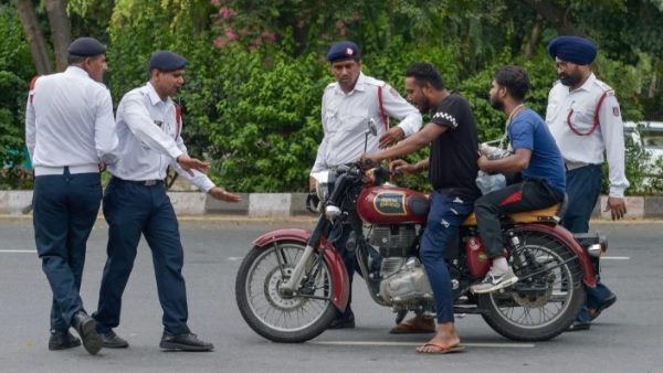 नए नियम के अनुसार काटे जा रहे ई-चालान