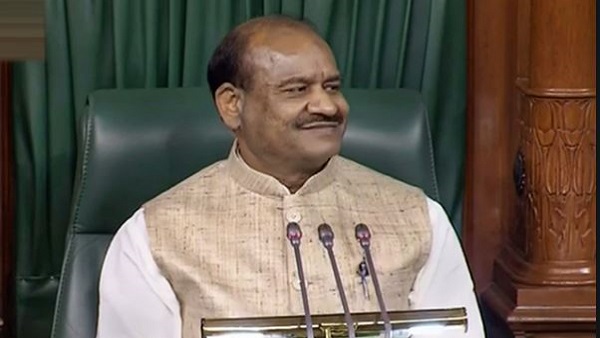 युवक ट्रेन में शराब पीने लगे और हुड़दंग करने लगे युवक ट्रेन में शराब पीने लगे और हुड़दंग करने लगे