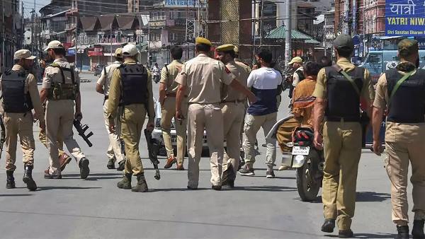 गुजरात पुलिस भी चौबीसों घंटे गश्त कर रही 