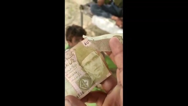 हरे रंग के कपड़े पहनकर घुसा