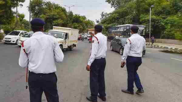 ट्रैफिक पुलिसकर्मी के पास नहीं मिले कागज