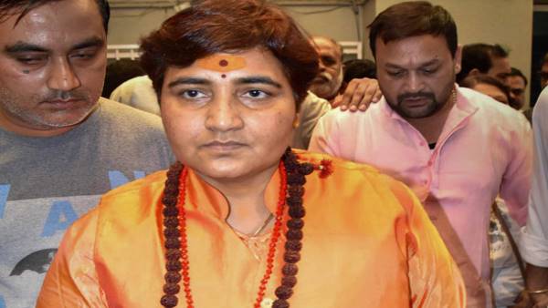 दुर्गा प्रतिमा की ऊंचाई कम करने पर भड़कीं साध्वी प्रज्ञा
