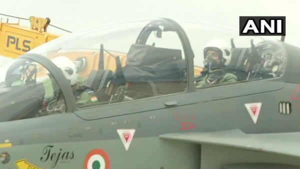 राजनाथ सिंह ने 'तेजस' में 30 मिनट तक नापा आसमान