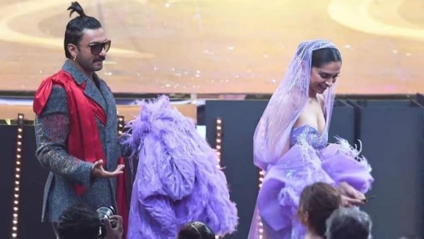 दोनों की ड्रेस की भी चर्चा दोनों की ड्रेस की भी चर्चा