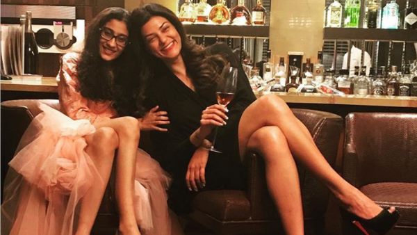 गोद ली हैं सुष्मिता ने दोनों बेटियां