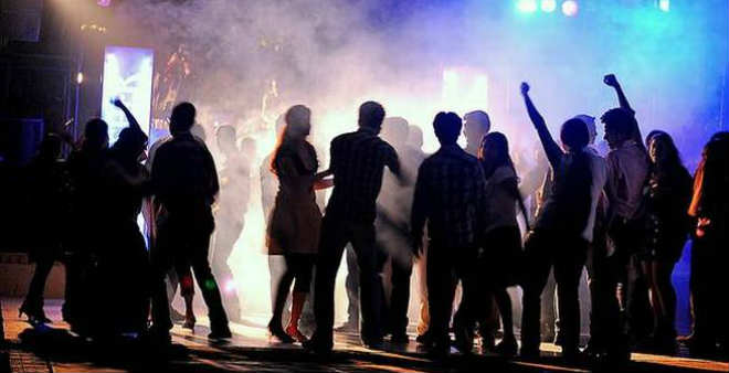 पहले भी हो चुकी हैं ऐसी पार्टियां 