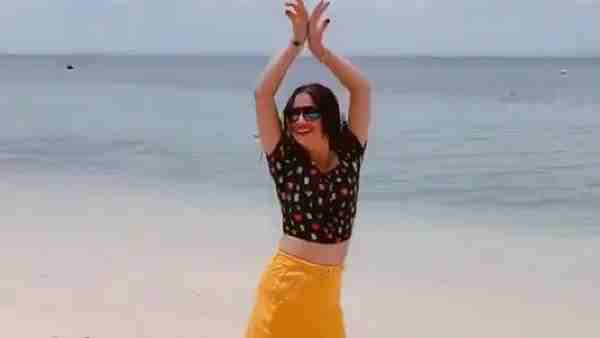 पीली साड़ी में सोशल मीडिया पर मचाया था धमाल