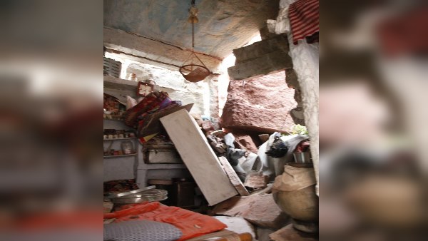 रसोई तक पहुंची चट्टान