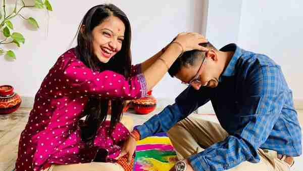 भाई के साथ की पुरानी तस्वीरें पोस्ट