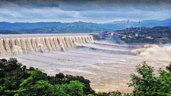 बढ़े जलस्तर को लेकर मप्र-गुजरात में घमासान