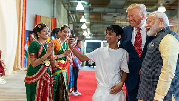  ट्रंप ने बच्चे के हाथ में मोबाइल देखा और वह रुक गए