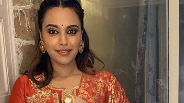  स्वरा भास्कर भीड़ में अपनी चप्पल ही खो बैठीं