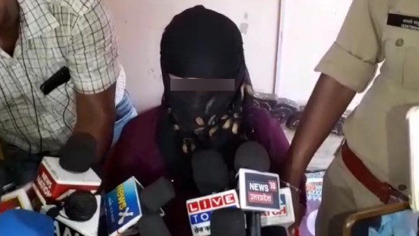 डीएम पर धमकाने का आरोप, सस्पेंड करने की मांग