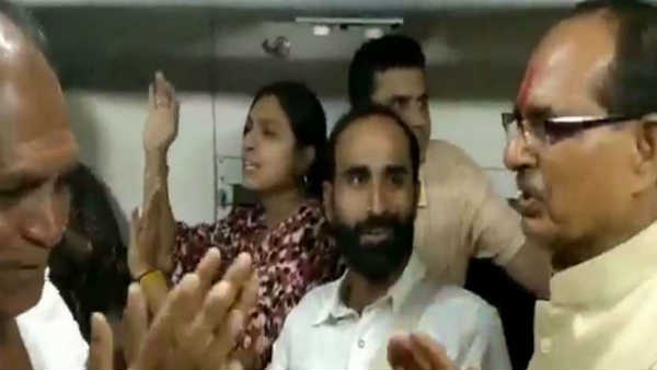 VIDEO: शिवराज सिंह ने चलती ट्रेन में यात्रियों संग गाया भजन
