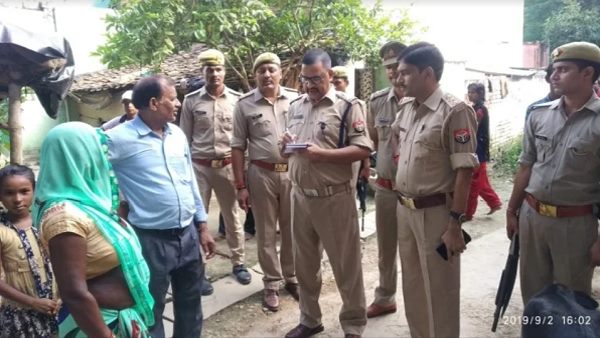 बाद में चला पता- वो युवक छात्रा के रिश्तेदार थे बाद में चला पता- वो युवक छात्रा के रिश्तेदार थे
