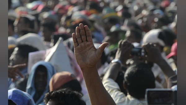 गुजरात में 28000 हीरा श्रमिकों रोजगार छिना गुजरात में 28000 हीरा श्रमिकों रोजगार छिना